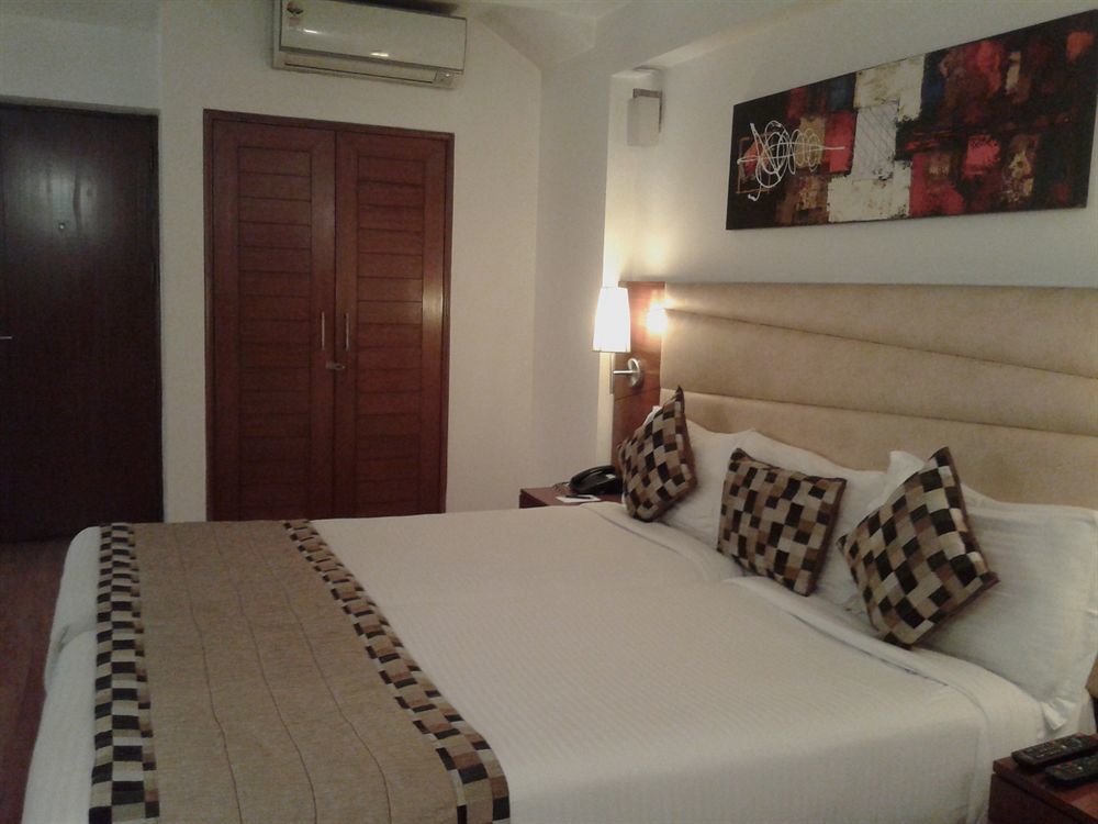อาหุชาเรซิเดนซี Hotel นิวเดลี ภายนอก รูปภาพ