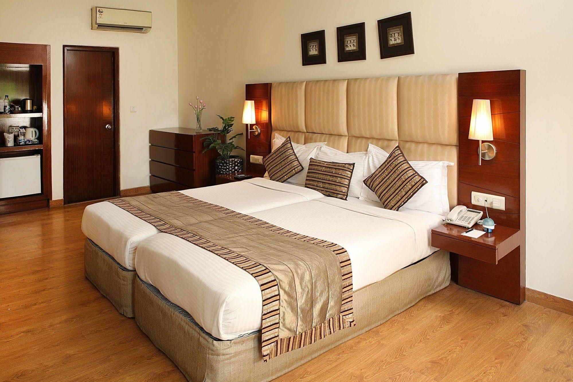 อาหุชาเรซิเดนซี Hotel นิวเดลี ภายนอก รูปภาพ