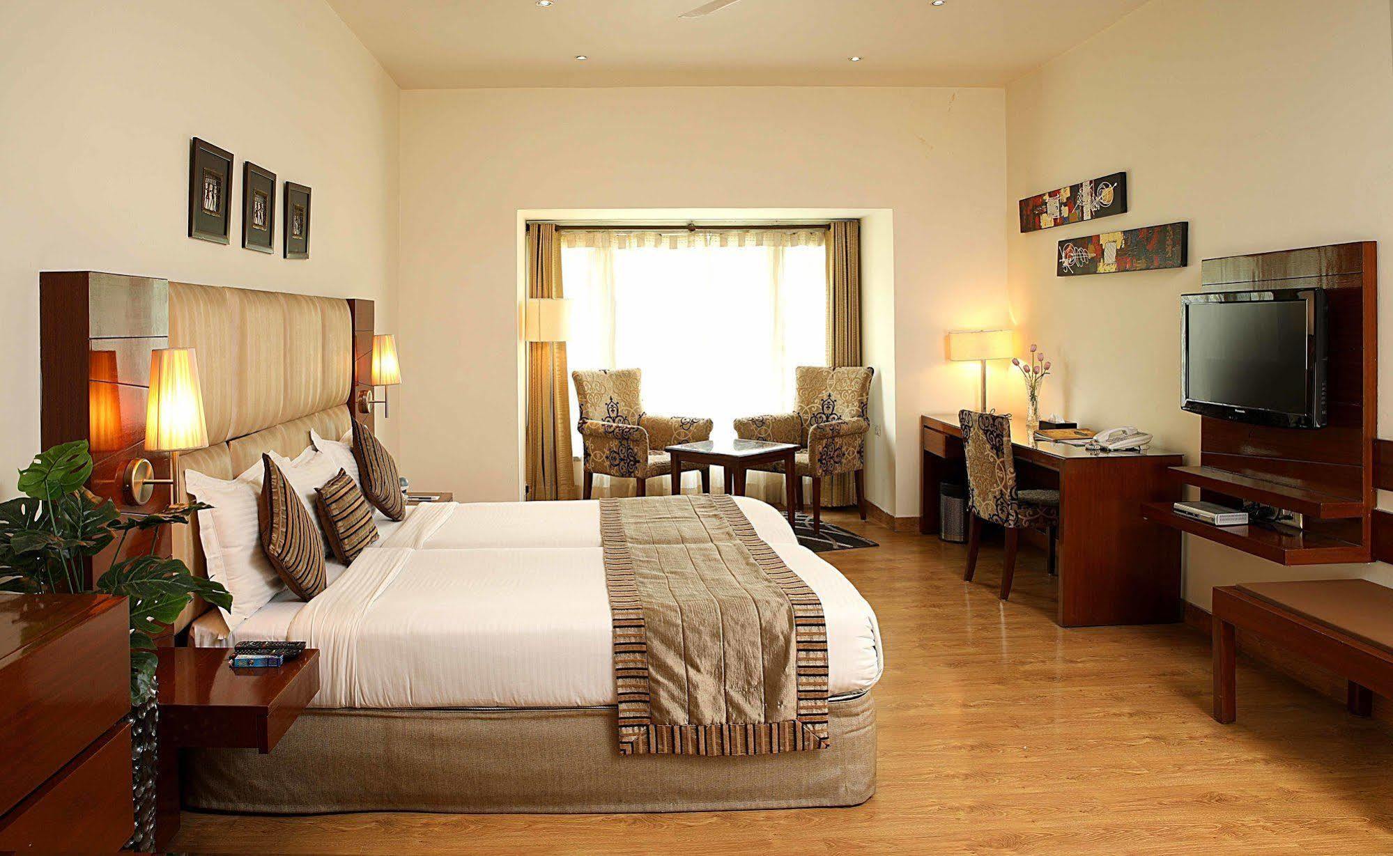 อาหุชาเรซิเดนซี Hotel นิวเดลี ภายนอก รูปภาพ