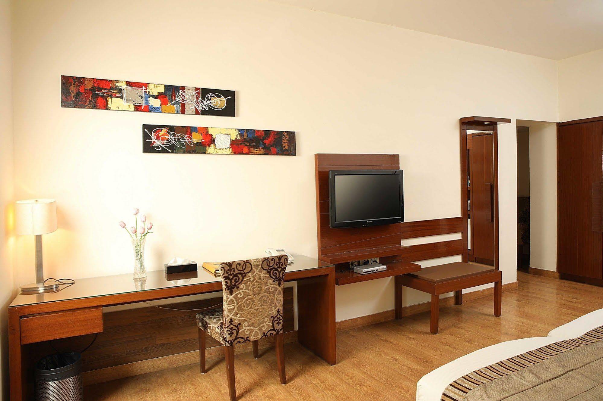 อาหุชาเรซิเดนซี Hotel นิวเดลี ภายนอก รูปภาพ