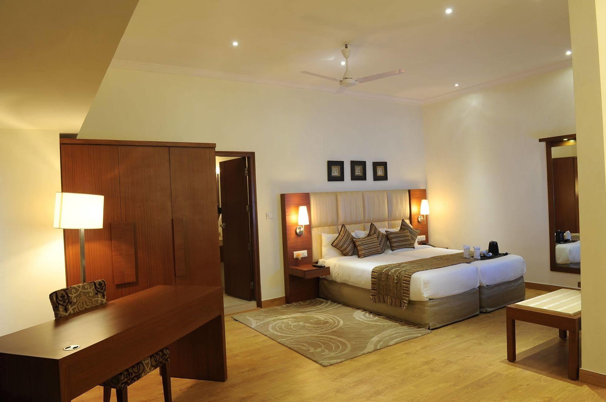 อาหุชาเรซิเดนซี Hotel นิวเดลี ภายนอก รูปภาพ