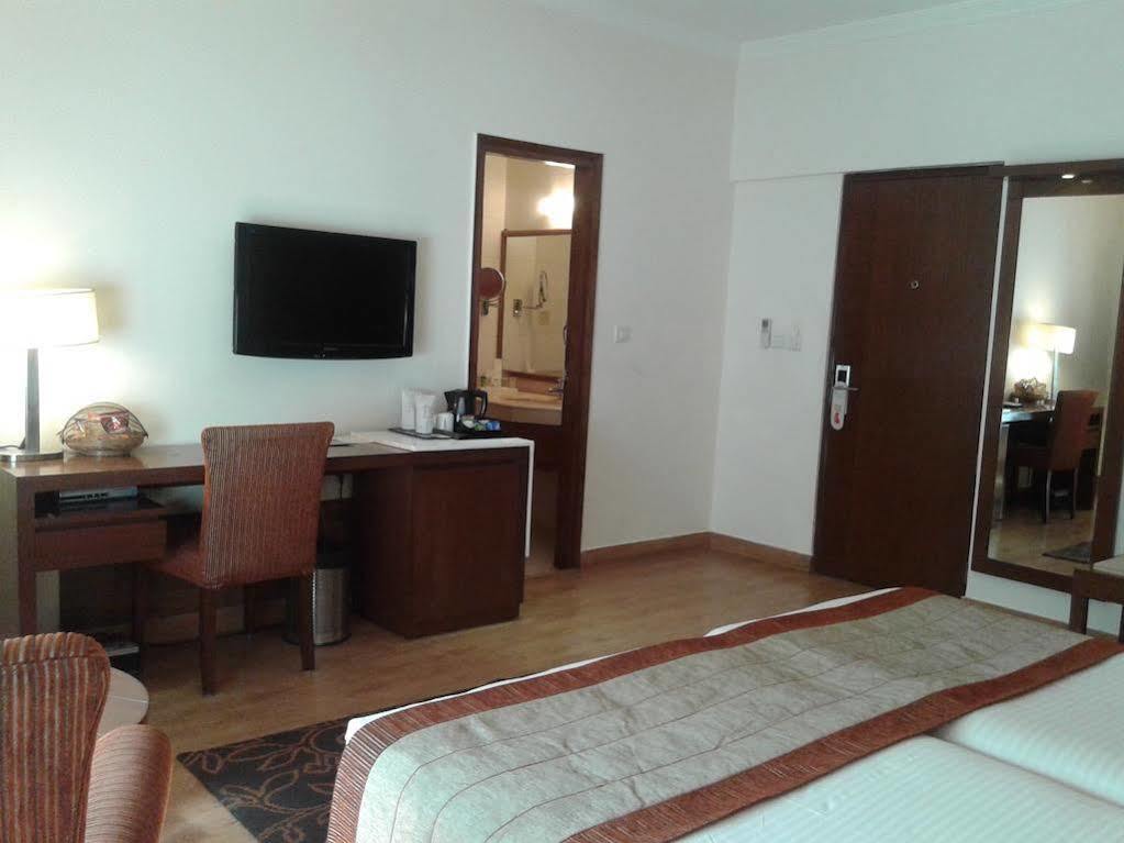 อาหุชาเรซิเดนซี Hotel นิวเดลี ภายนอก รูปภาพ