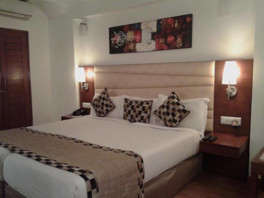 อาหุชาเรซิเดนซี Hotel นิวเดลี ภายนอก รูปภาพ
