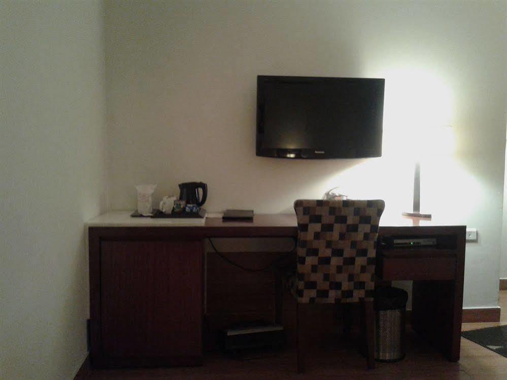 อาหุชาเรซิเดนซี Hotel นิวเดลี ภายนอก รูปภาพ