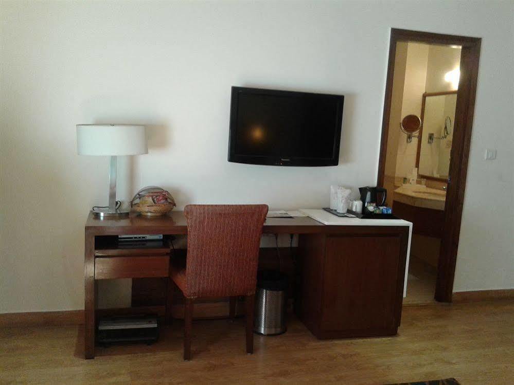 อาหุชาเรซิเดนซี Hotel นิวเดลี ภายนอก รูปภาพ