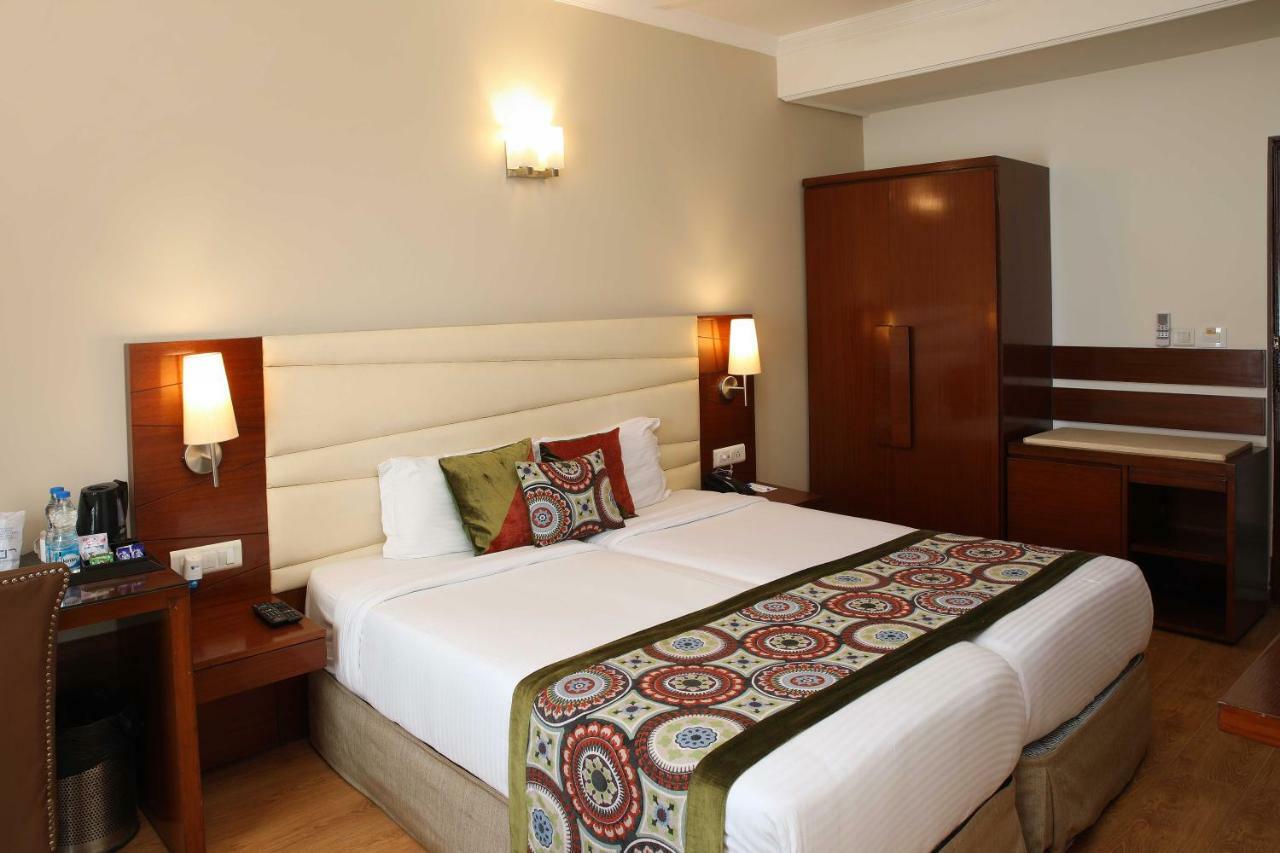 อาหุชาเรซิเดนซี Hotel นิวเดลี ภายนอก รูปภาพ