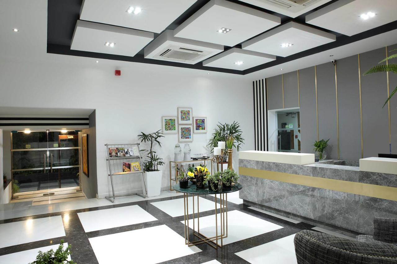 อาหุชาเรซิเดนซี Hotel นิวเดลี ภายนอก รูปภาพ
