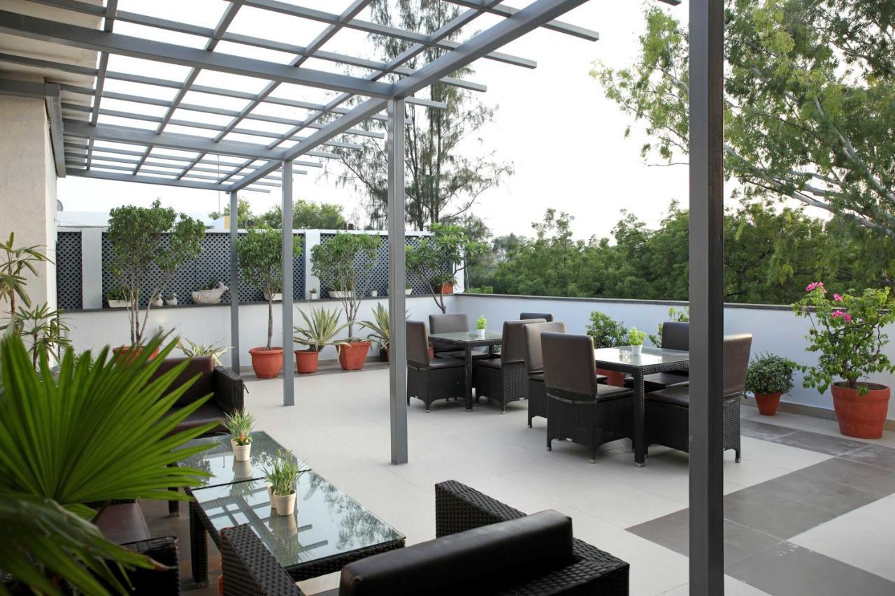 อาหุชาเรซิเดนซี Hotel นิวเดลี ภายนอก รูปภาพ